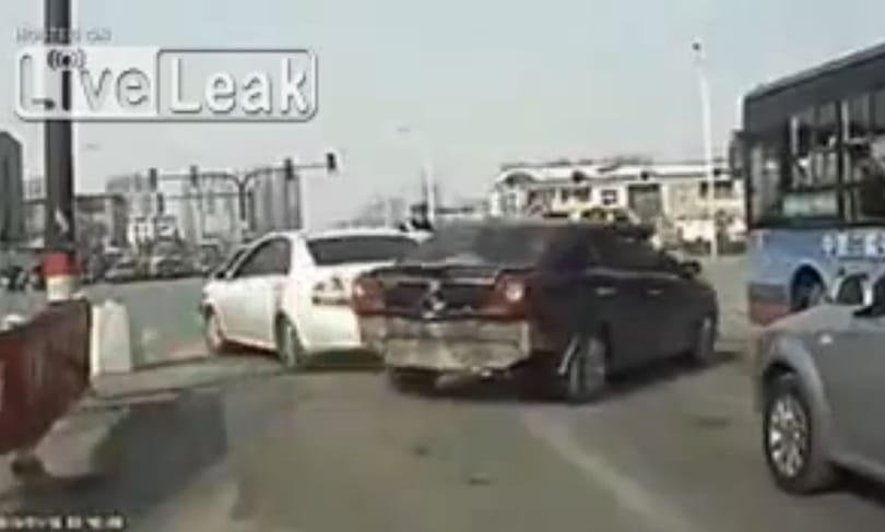 Ilyen egy igazán elszánt közlekedési rendőr - videó