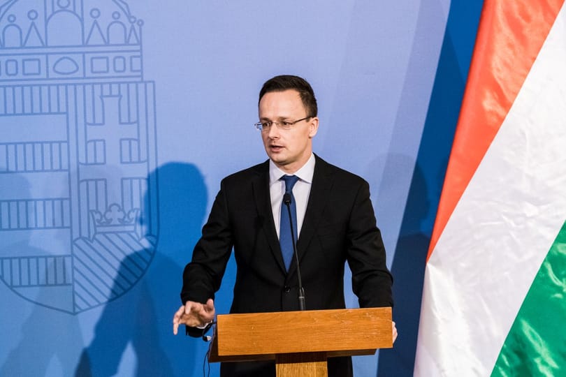 Szijjártó a NATO-hoz és az ENSZ-hez szalad az EP-határozat miatt