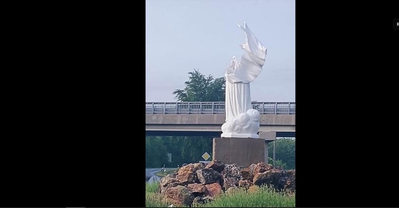 Két hetet sem bírt a dunavecsei a Mária-szobor, máris összetörték