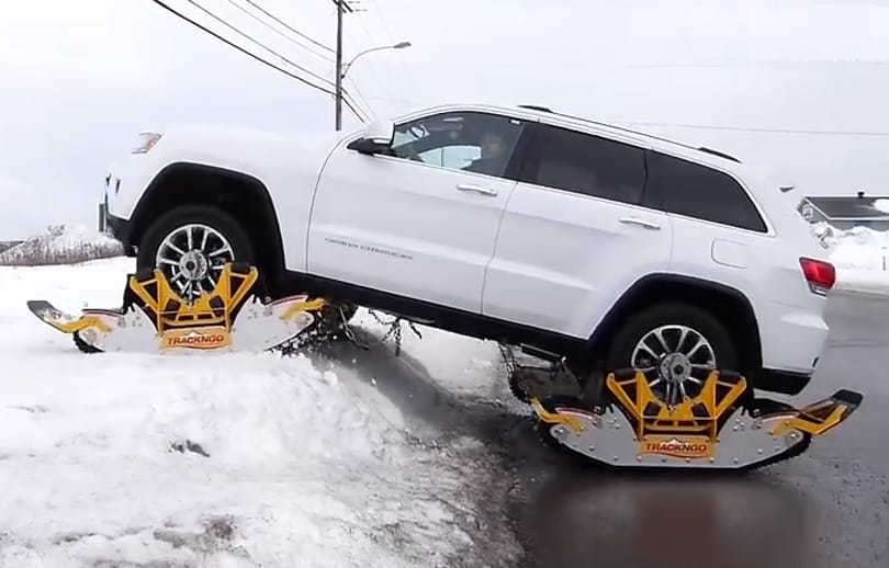 Ezzel a felcsatolható lánctalppal nincs akadály egy Jeep előtt – videó