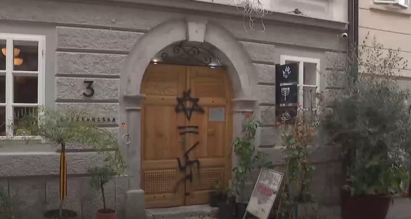Horogkeresztet festettek a zsidó kulturális központra Ljubljanában