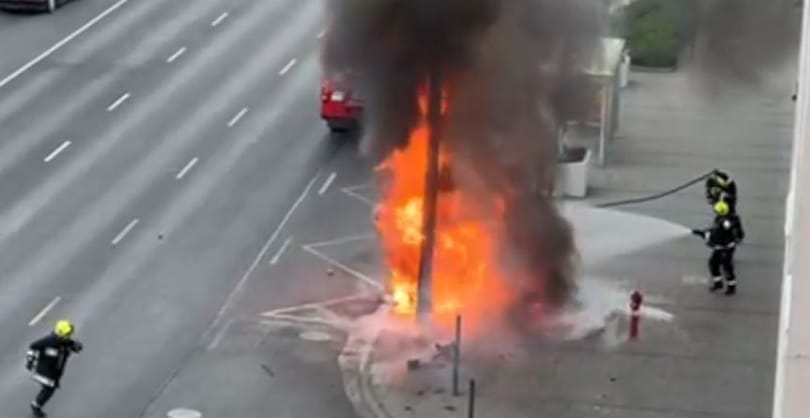 Hatalmas lángokkal égett egy kocsi a Váci úton, miután villanyoszlopnak hajtott – videó