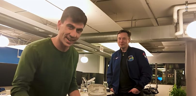 Bejutott az Európai Parlamentbe egy 24 éves youtuber is, akinek eddigi legnagyobb húzása az volt, hogy Elon Musk megölelte őt