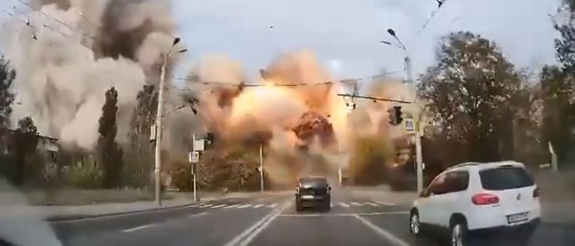 Videón, ahogy orosz rakétatámadás éri Dnyiprót
