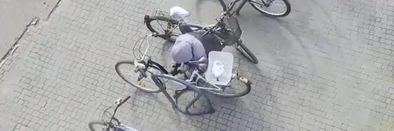 Térfigyelő kamera rögzítette, ahogy egy férfi baltával lopott biciklit