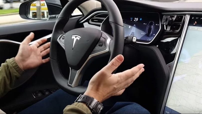 Egy youtuber a saját gyerekén tesztelte a Tesla önvezető módját