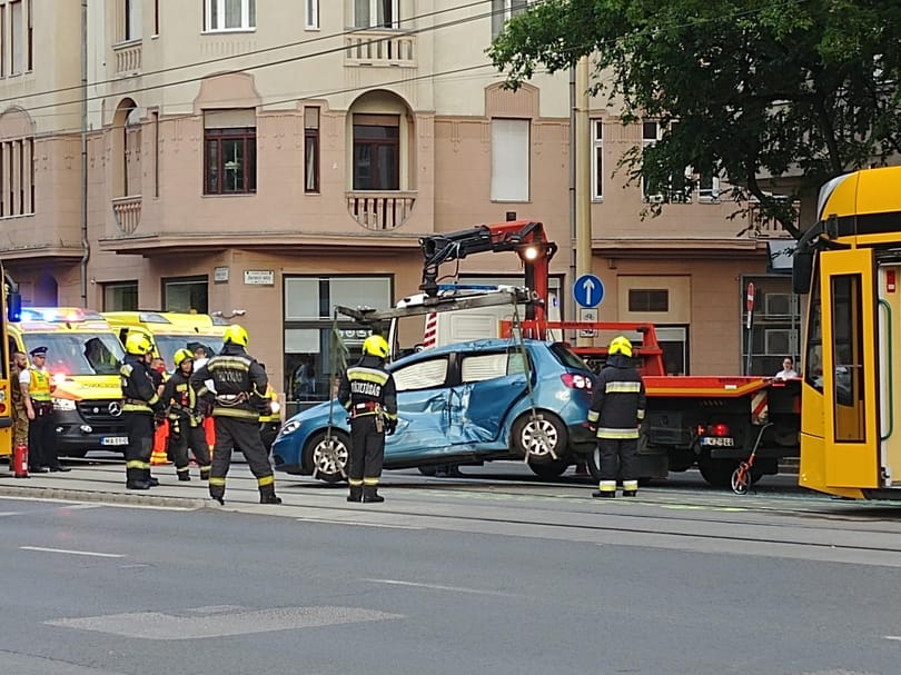 Összeütközött egy autó a villamossal a Margit körúton