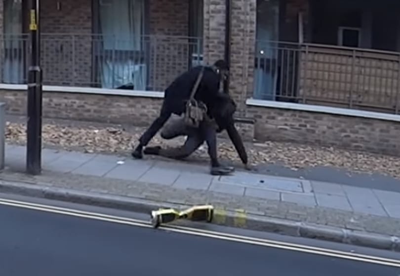 Meghiúsított rablást vett fel egy magyar motoros Angliában – videó