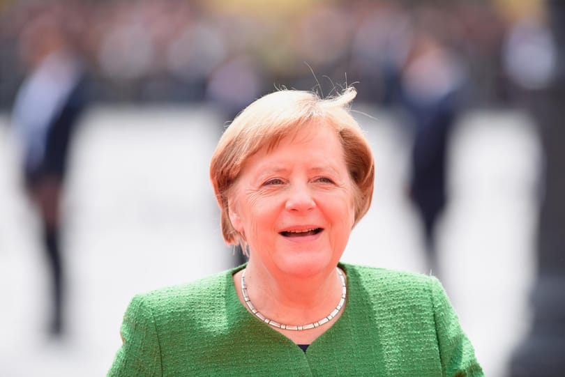 Merkel rosszul lett egy ceremónián a tűző napon állva