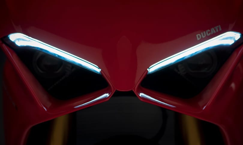 Nincs ennél menőbb sportmotor, íme a 226 lóerős új Ducati
