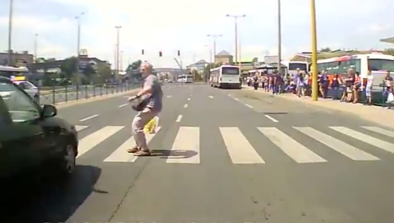 Piroson hajtott át az autós, a reflexe mentette meg a gyalogos életét – videó