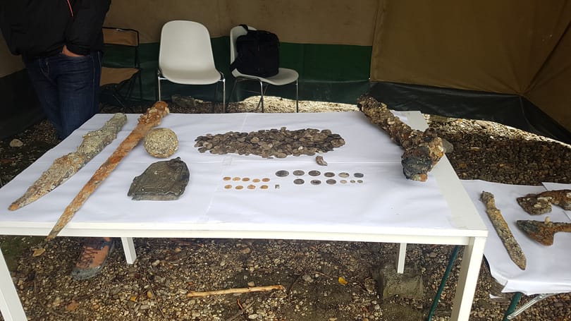 Videó: Egy elsüllyedt hajó rakománya lehet a Dunából előbukkant kincs