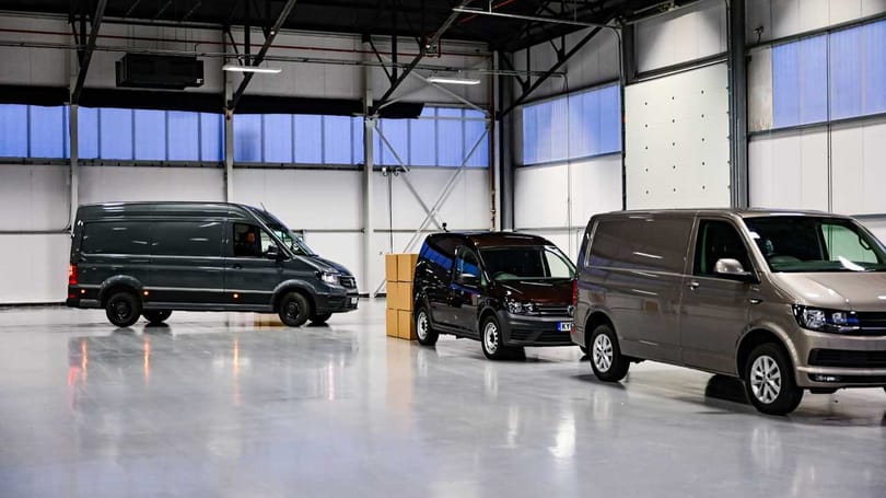 Ki parkol ügyesebben: egy autós kaszkadőr vagy az automata parkolóasszisztens?