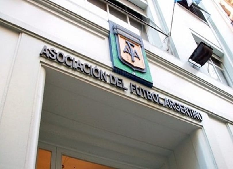 Egy egész ország bajnoksága leáll, sztrájkba fognak a focisták