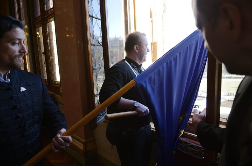 Brüsszeli emberünk, avagy köpködés és lámpavas