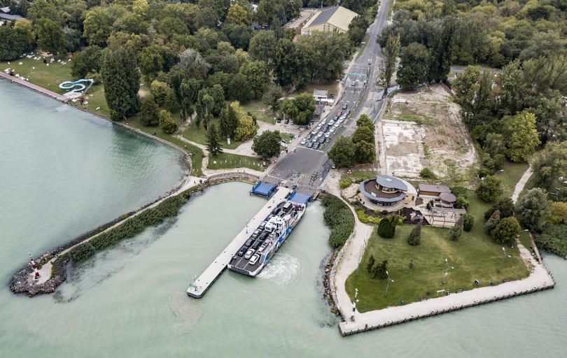 A NER Tihanyban: a rozsdaövezeti adókedvezményre hajtanak a luxuslakópark építői