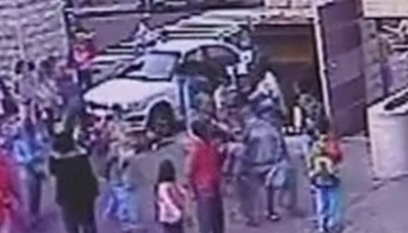 Videó: diákok közé hajtott egy autó Tajvanon