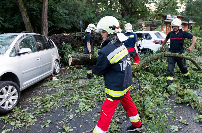 Közel 200-szor riasztották a tűzoltókat a csütörtöki vihar miatt