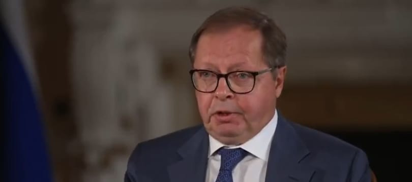 Orosz katonák háborús bűneit olvasta a BBC riportere a londoni orosz nagykövet fejére