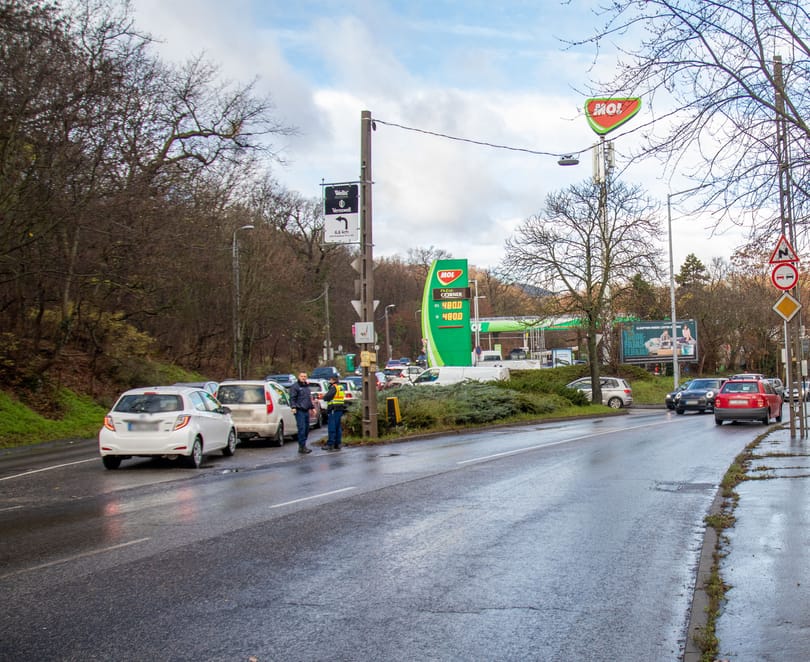 Akkora a káosz, hogy forgalomirányítókat küldött a II. kerület a benzinkutakhoz
