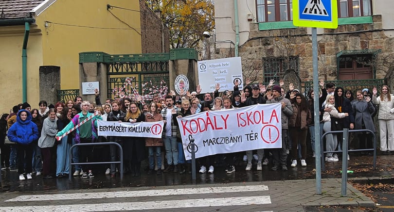 Lezárták a tiltakozó tanárok a Marczibányi téri Kodály iskola bejáratát