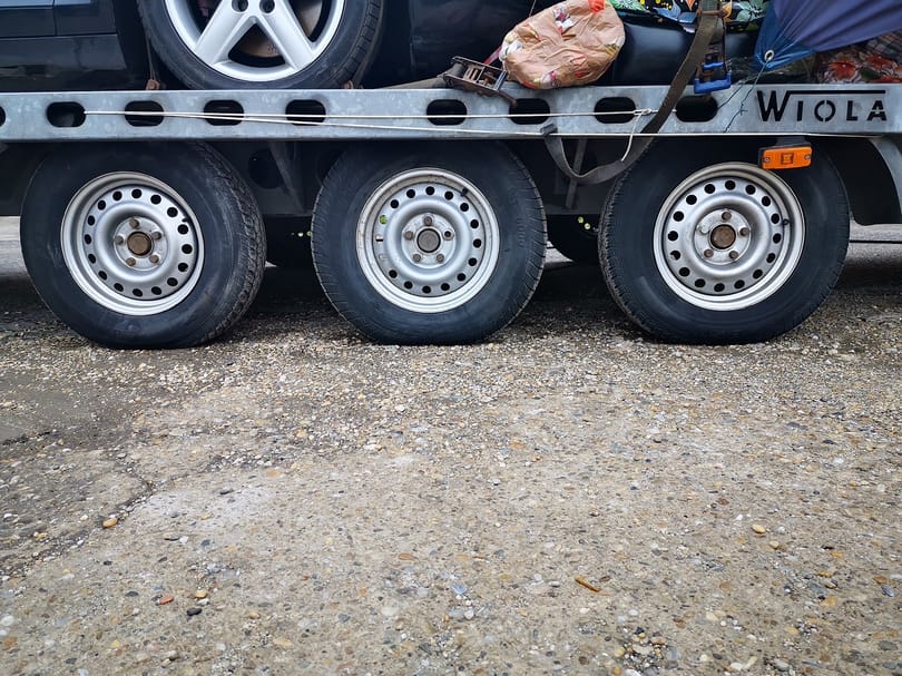 Több mint 4 tonnányi túlsúllyal kaptak el egy furgont az M0-son