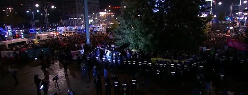 Az AfD választási bulijánál tüntettek a szélsőjobb előretörése miatt dühös németek - videó