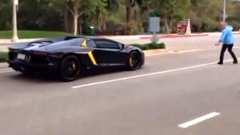 Kővel dobált egy 400 ezer dolláros Lamborghinit egy begőzölt férfi