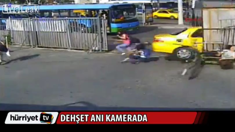 Beragadt gázpedállal pusztított egy busz Isztambulban - videó