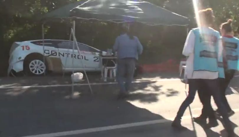 Videó: Ez lett volna az utóbbi idők legszerencsésebb versenybalesete?