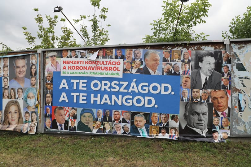 Orbán Viktor portréi borítják a Kétfarkú plakátjait