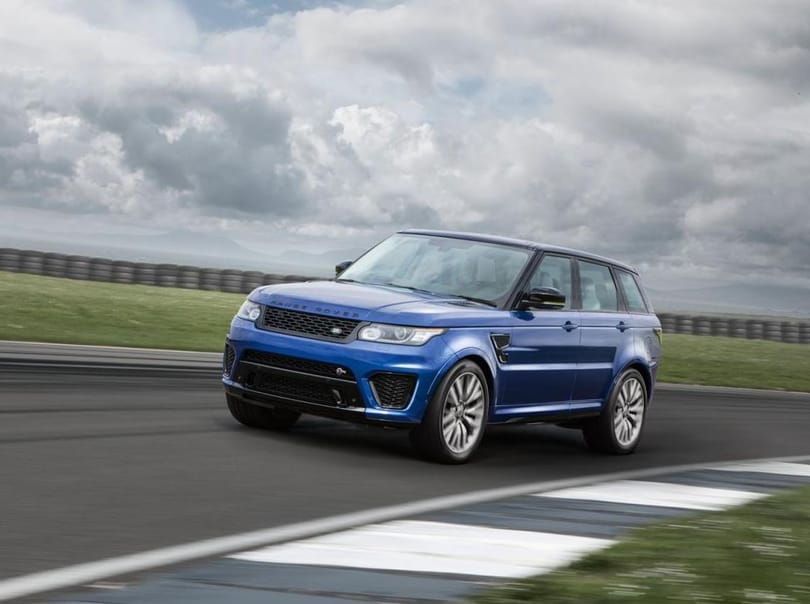 Itt tartunk: egy Range Rover jobb versenypályára, mint földútra