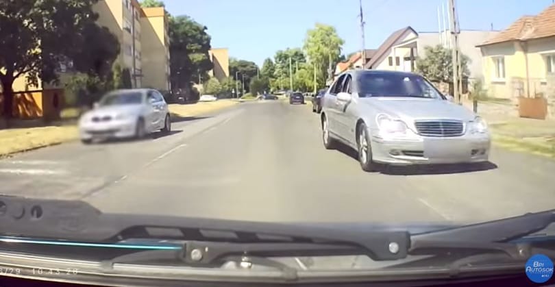 Szembeforgalomban, jobbról előzött egy őrült mercis Pécsen – videó
