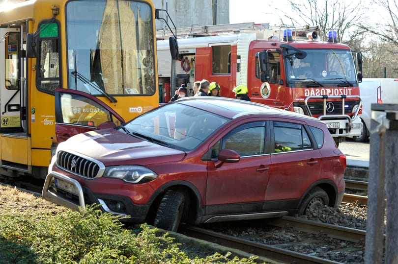 Autó és villamos csattant össze Zuglóban – fotók