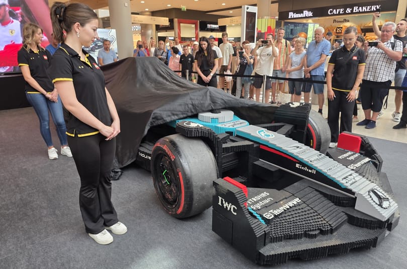 Budapesten a Lego életnagyságú és vezethető F1-autója – alaposan körbefotóztuk