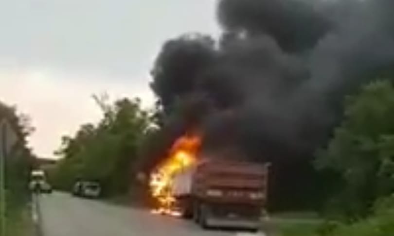 Videó: hatalmas tűzzel és füsttel égett egy magyar kamion