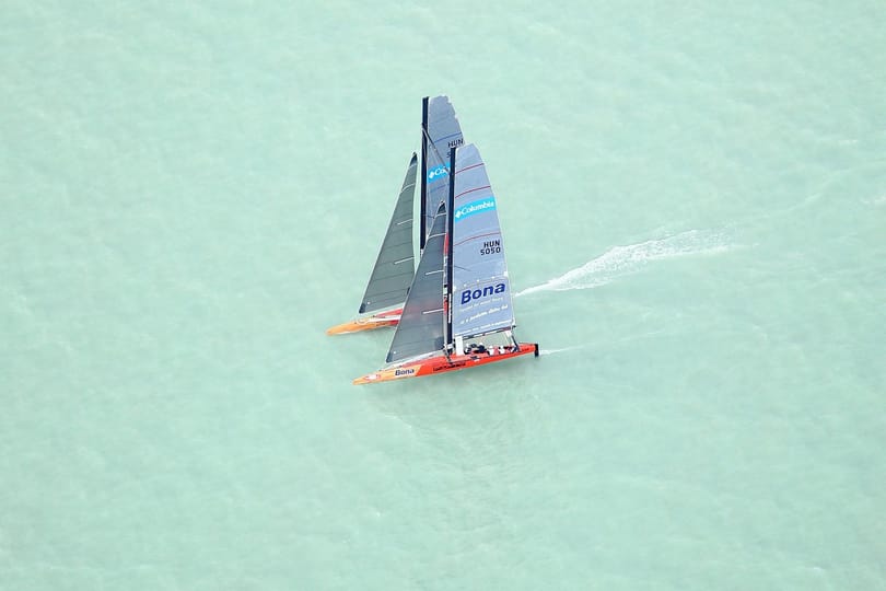 Felborult egy vitorlás a Balatonon