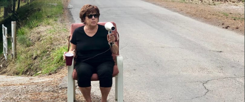 Hajszárítóval a kezében ül egy nagymama az út szélén, hogy lelassítsa a gyorshajtókat