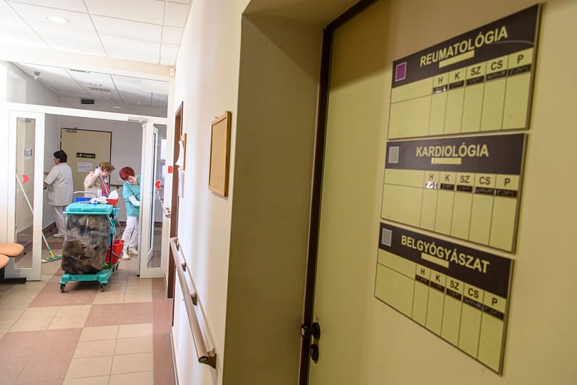 Nincs névtábla? Harmincezer! – Nemcsak razziáznak, büntetnek is a kórházakba kiszálló ellenőrök