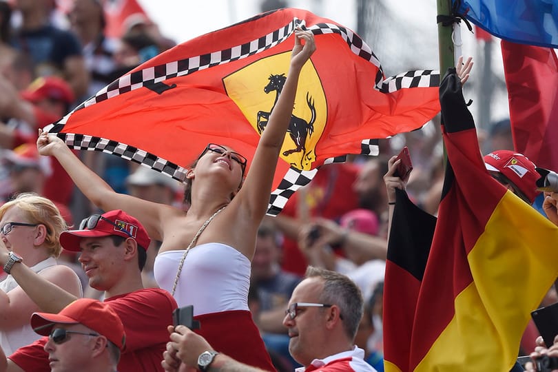 Új tulaj, de továbbra is a 85 éves Ecclestone a Forma–1 főnöke