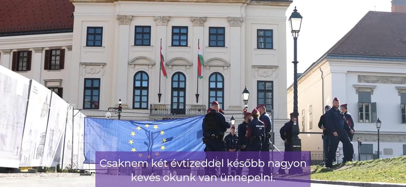 A Momentum kirakott egy EU-zászlót a Karmelita-kordonra a csatlakozás 19. évfordulójára