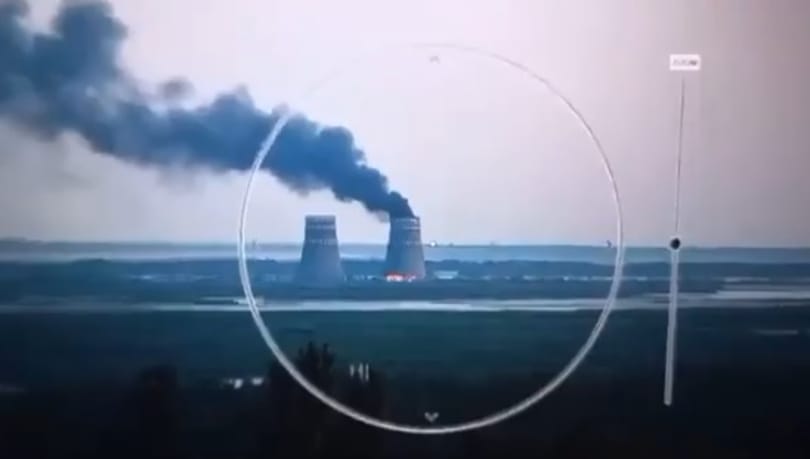 Kigyulladt és füstöt okád a zaporizzsjai atomerőmű hűtőtornya, az orosz és az ukrán fél egymást vádolja