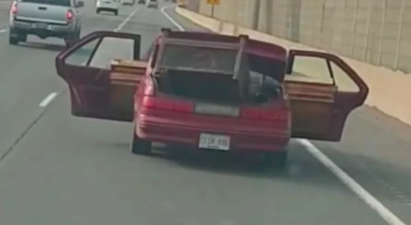 Videó: kitárt hátsóajtókkal, keresztben pakolva szállította a túl hosszú hajópadlót egy autós