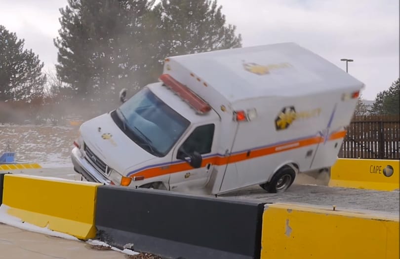 Szédületesen néz ki a mentőautó töréstesztje – videó