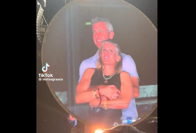 Az állásába került, hogy óriáskivetítőn csalta a feleségét a Coldplay koncertjén