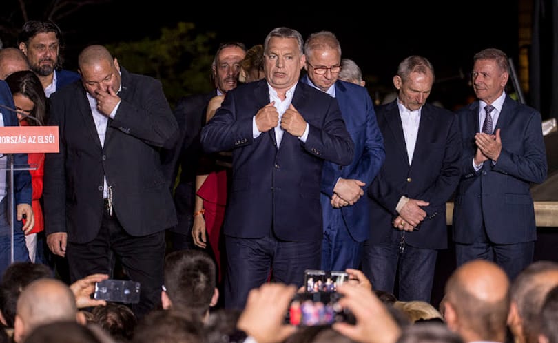 Political Capital a közigazgatási bíróságokról: Orbán küzd, hogy a Néppárt tagja maradhasson