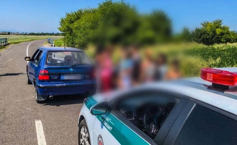 Ilyet még a rendőrök sem láttak: 18-an utaztak egy Skoda Feliciában