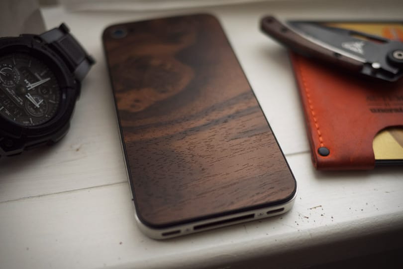 iPhone klasszicizmus, elegáns fa hátlappal