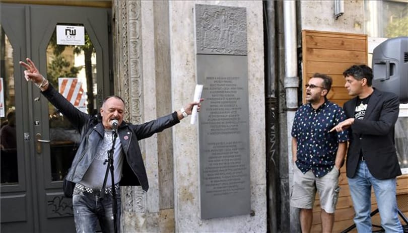 Felavatták a magyar migráns punk emléktábláját