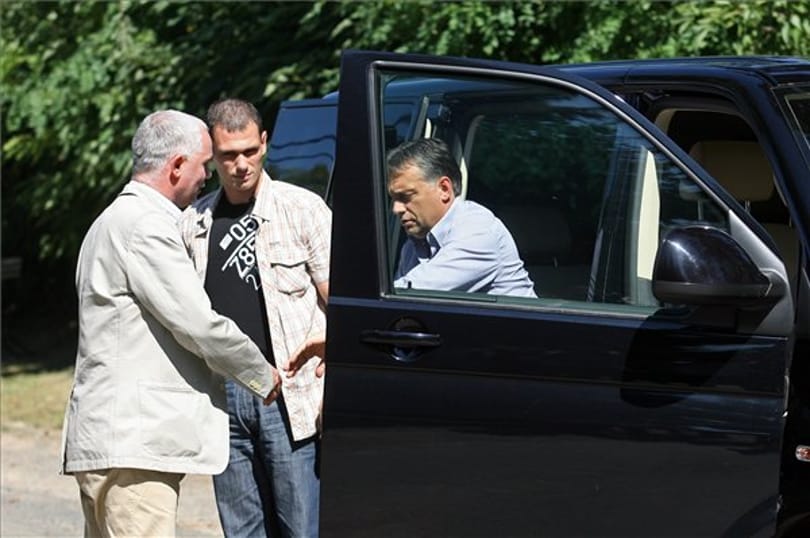 Nem árulják el, miért van befáslizva Orbán karja - fotók